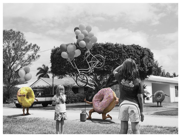 sundek - donuts blackwhite Donuts a colori su fondo b/n